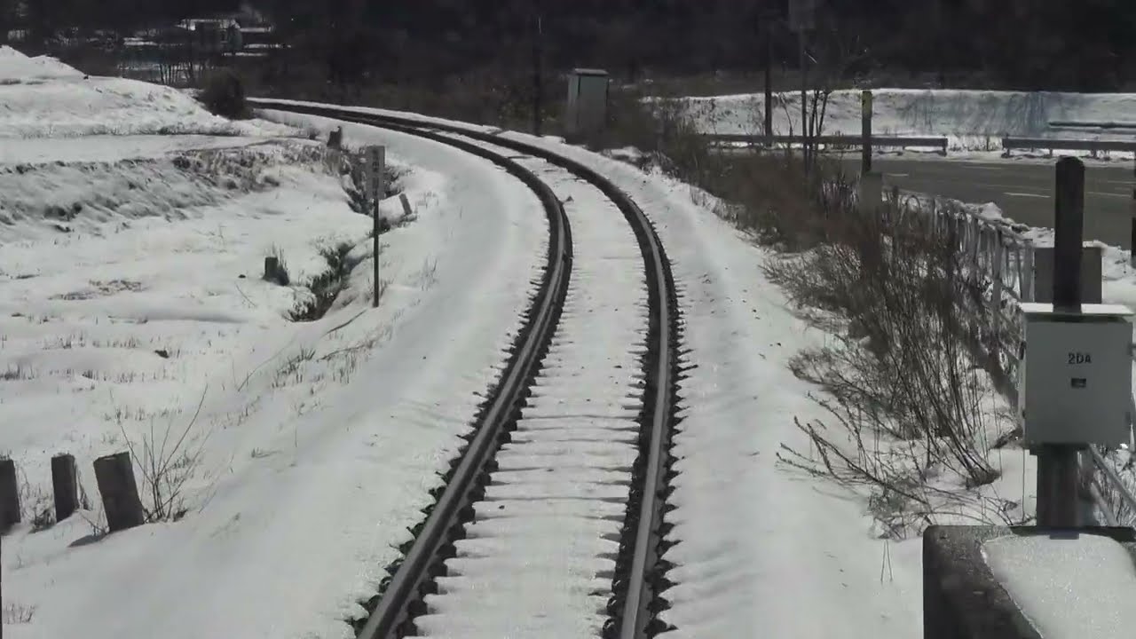 雪が積った冬晴れの釜石線 柏木平駅～鱒沢駅間を走行するキハ100系の前面展望