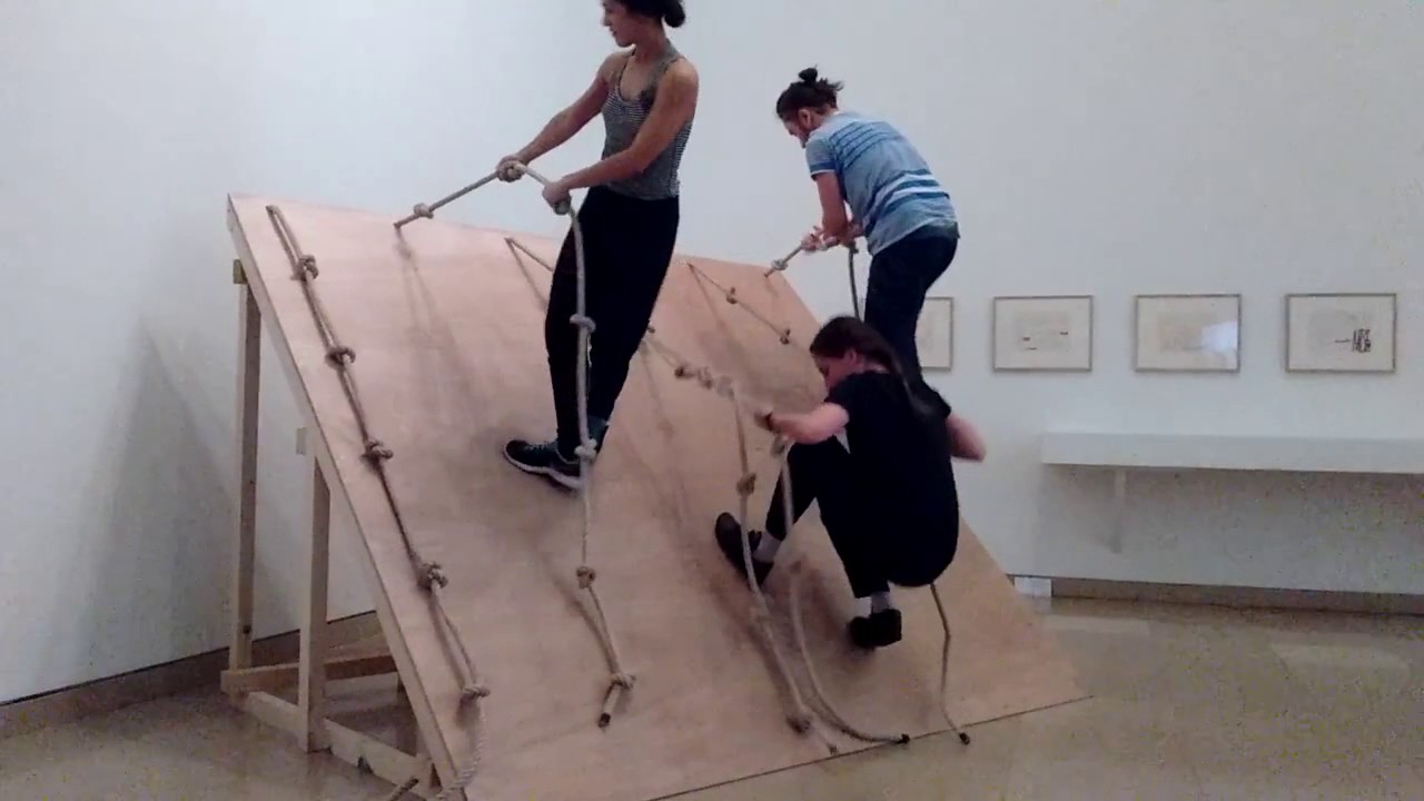 Simone Forti : Dance construction, Slant Board / Expo A different way to move, Carré d'art, Nîmes