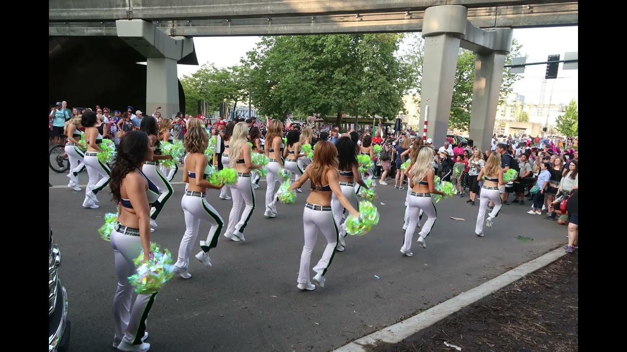 UW cheerleaders performance is so amazing, Seattle, WashingtonUW啦啦队表演太惊艳了，华盛顿西雅图