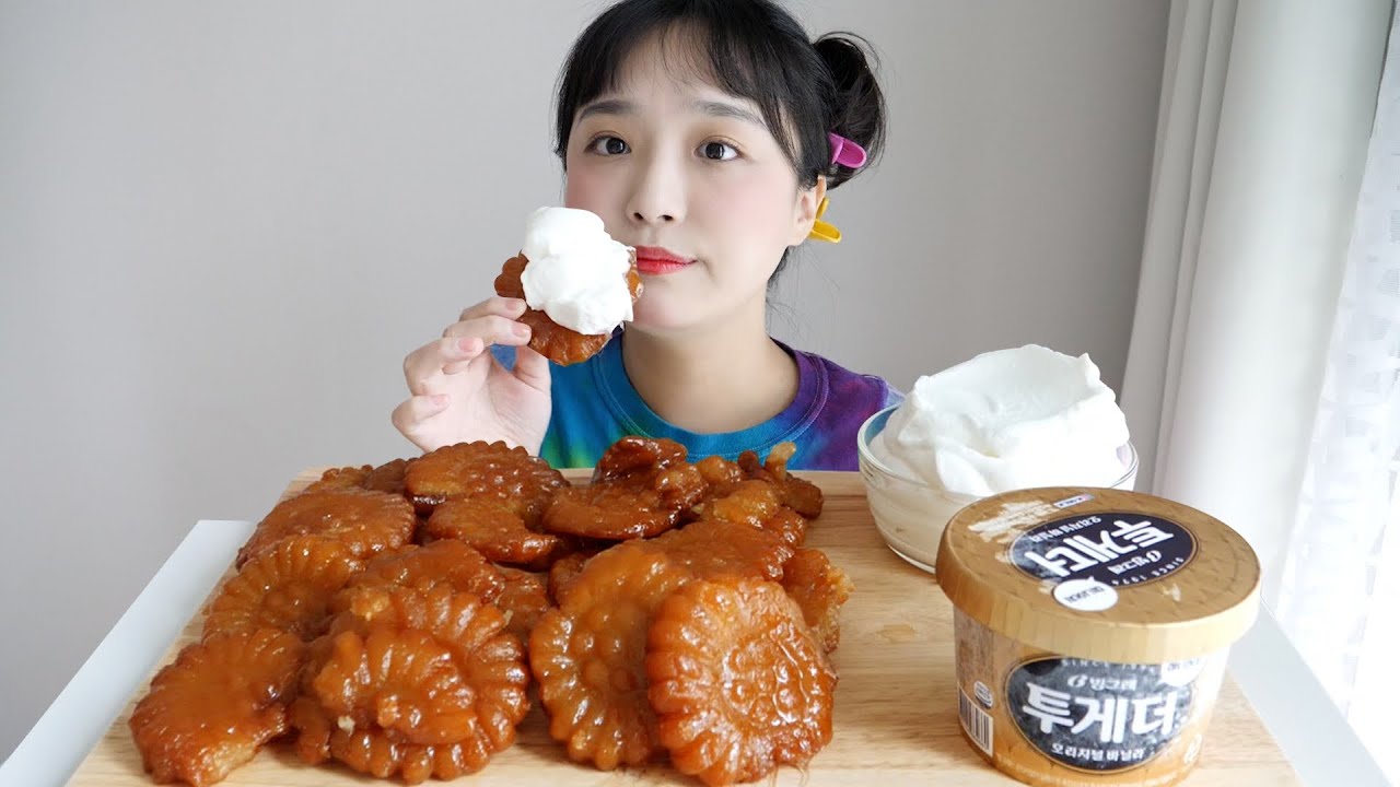 장인한과 약과와 생크림 먹방🧸핵꾸덕 핵쫀득.. 약과 덕후의 최애약과 ft. 아이스크림 REALSOUND MUKBANG | Korean dessert, Yakgwa :D