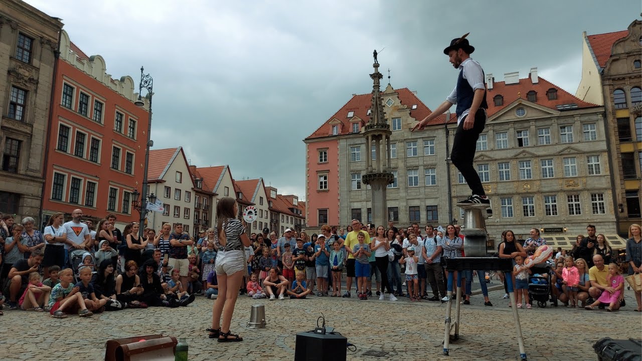 Busker Richard Filby - rola bola street show in Poland