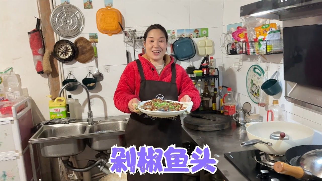 年前的腊味都发走了，厨柜也改造好了，阿恋做了剁椒鱼头犒劳阿亮