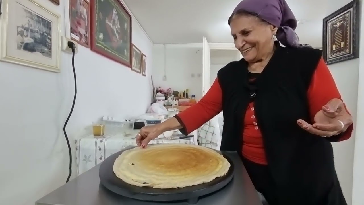Habani Yemeni bread.  In the house of Shemesh Efrati, לחח  לחם חבאני בבית של שמש אפרתי