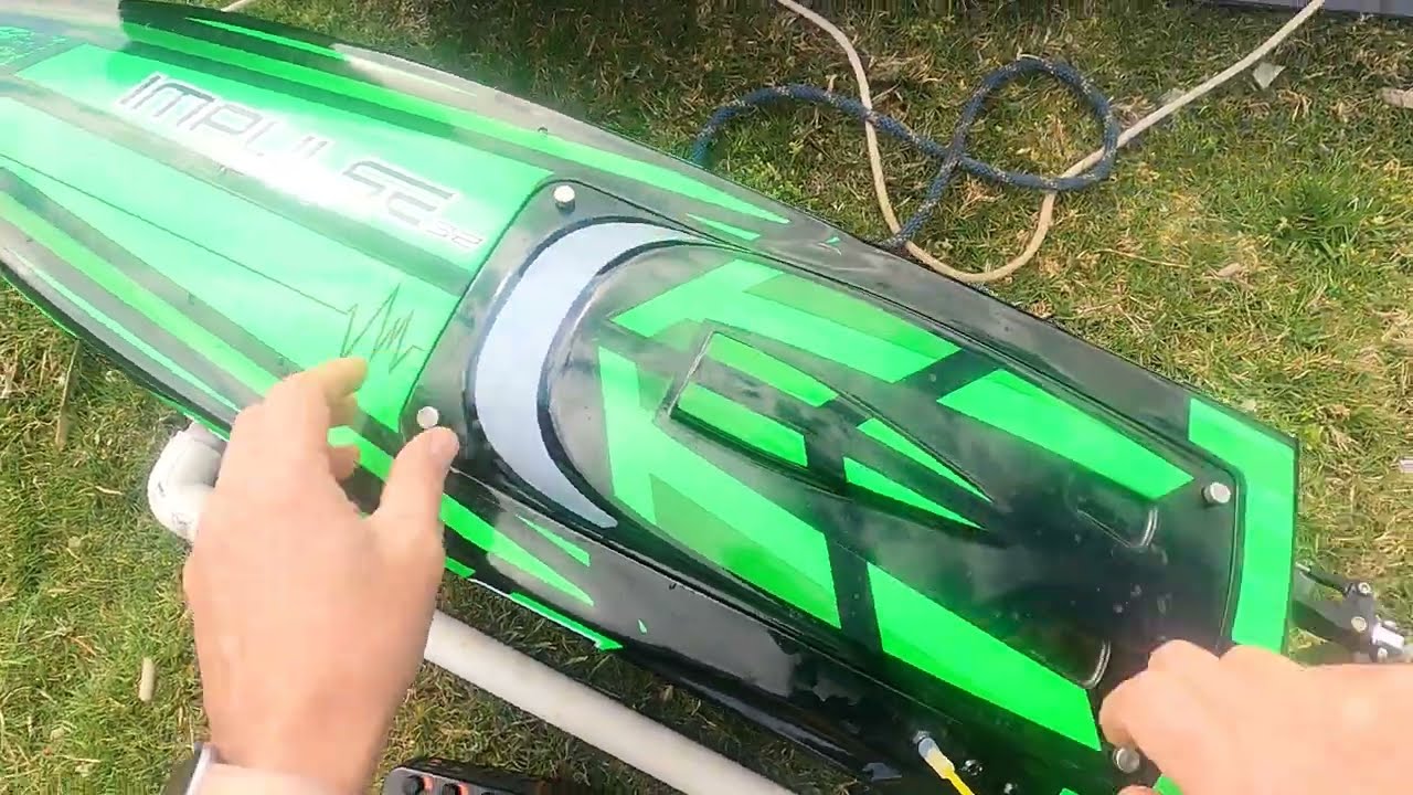 Proboat Impulse 32 with 3 blade prop - surprisingly fast!