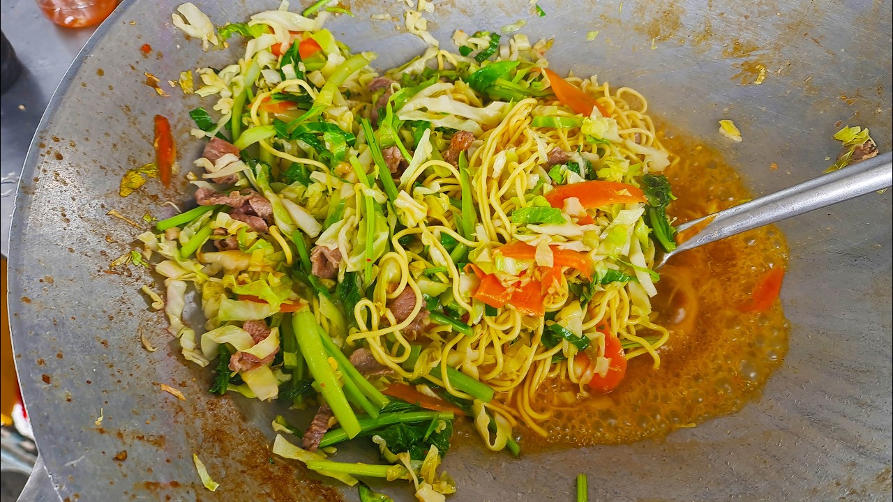 The Stir-Fried Noodles You Must Try in Cambodia &mdash; Street Food That Never Sleeps!