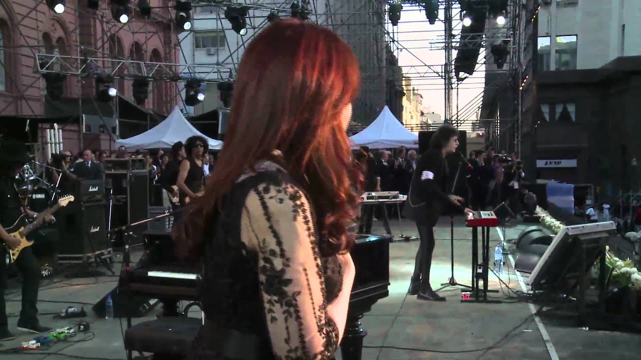 Cristina Kirchner canta el Himno Nacional con Charly García en Plaza de Mayo