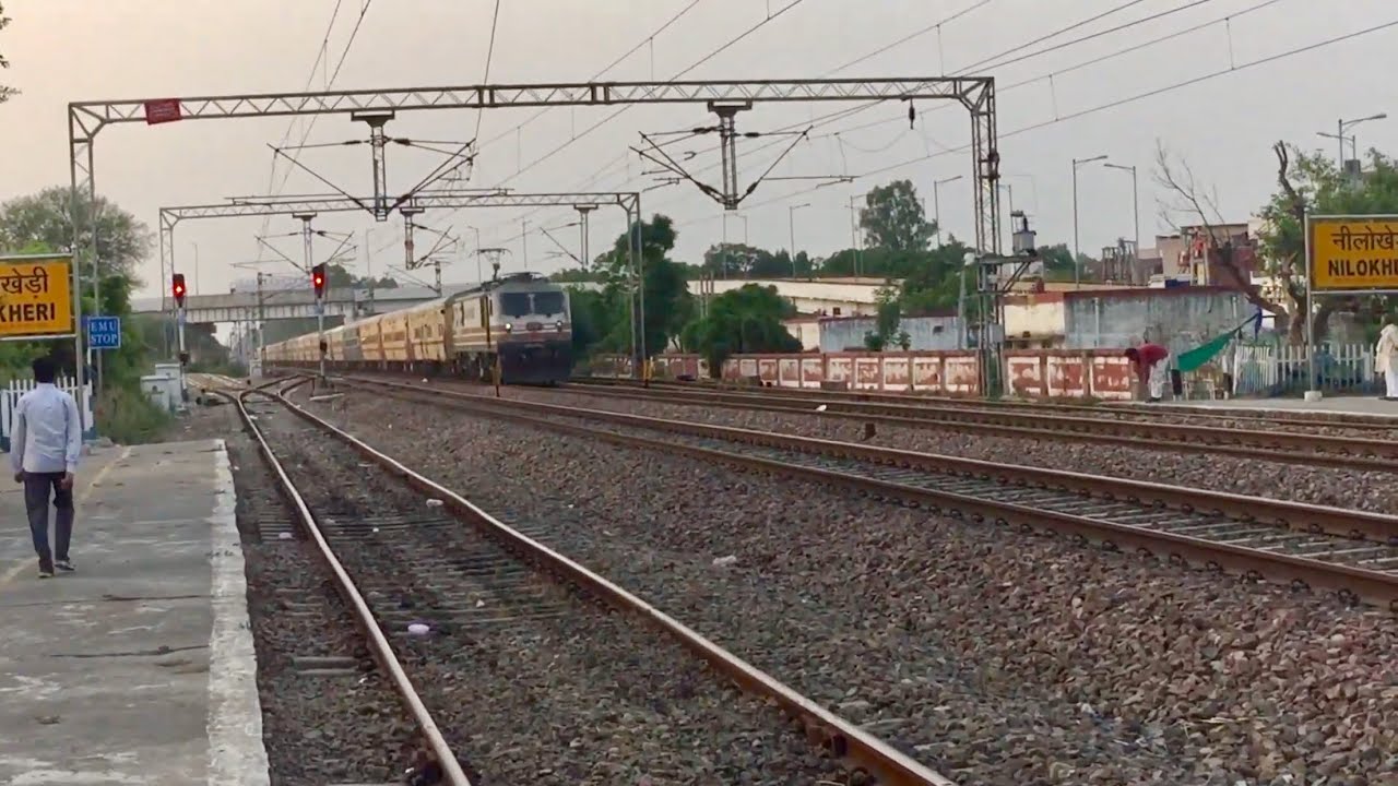 14218 Chandigarh-Prayagraj Junction {UNCHAHAR EXPRESS}At Its Full Speed 😯😯😯