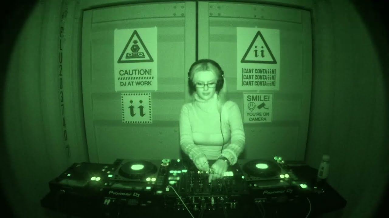 CANT CONTAiiN 009 - Máthair