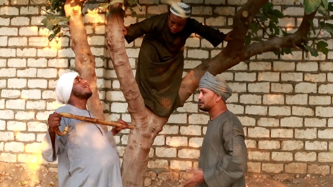 الخال عوض عايز يقدم ل مصطفي في التجنيد 😂 وعقبي لحقه فآخر لحظه كان هيرمي نفسه من فوق 😂هتموت من الضحك😁