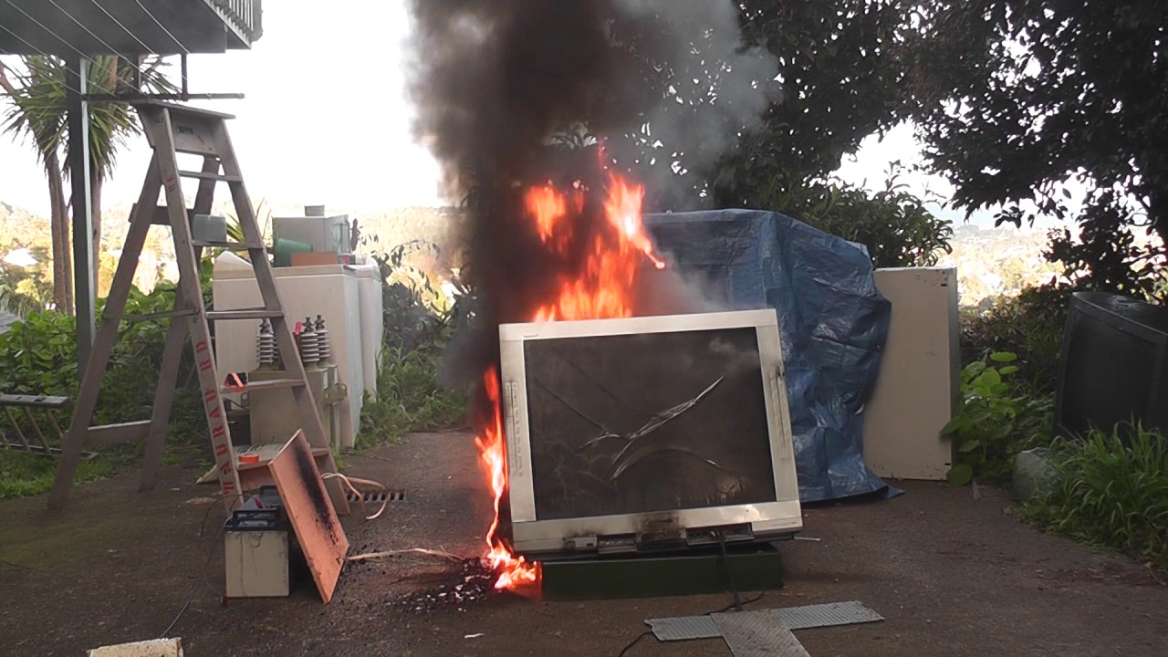 Подготовьте и взорвите старый ЭЛТ-телевизор.