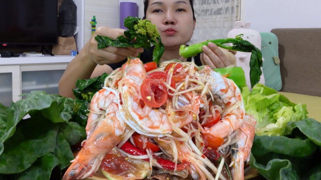 ต้นคะน้ากับตำส้มตำกุ้งแซ่บๆนัวๆกิน กัดเสียงกรอบดังมาก