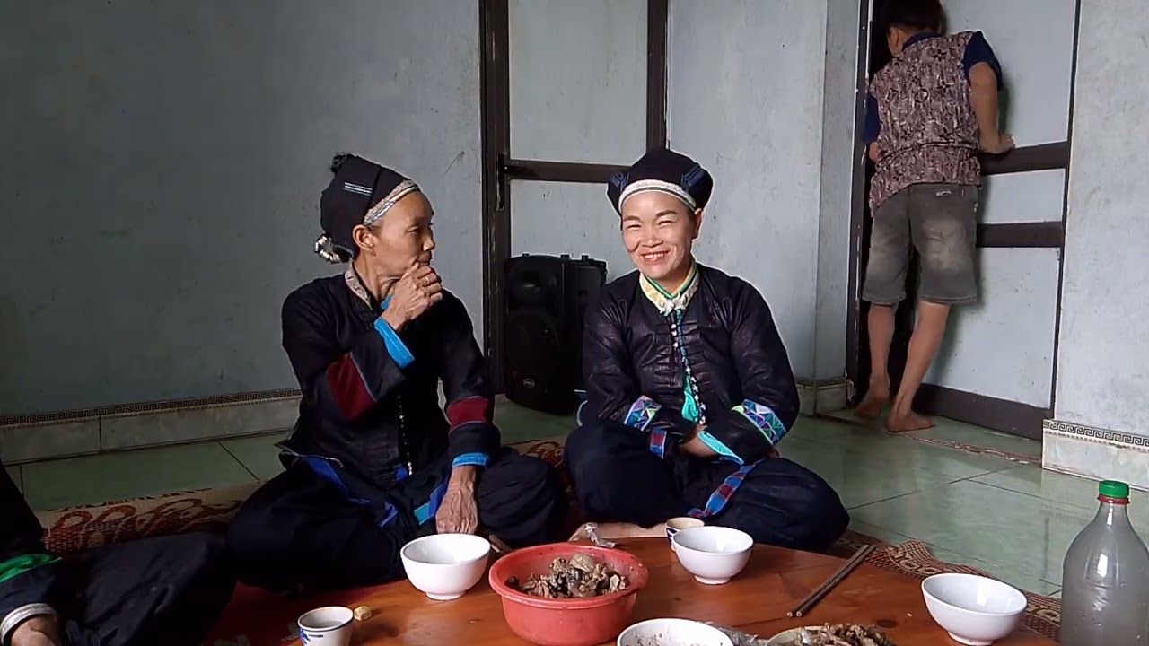 hai cô hát vui chơi giải trí ,.
