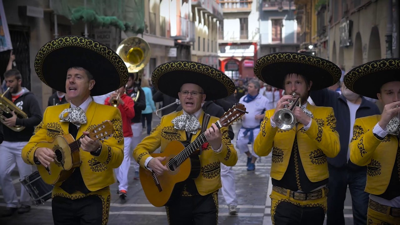 VIDEOCLIP UN CHARRO EN SAN FERMIN - Los Tenampas y El Mariachi