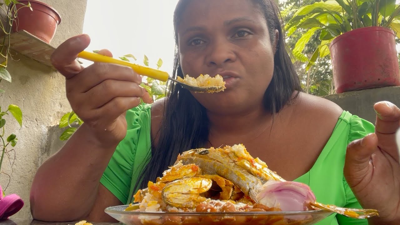 COMENDO PEIXE ENSPADO FEIJÃO ARROZ FARINHA SALADA / GOSTOSO DE MAIS DA GOTA / comida de roça
