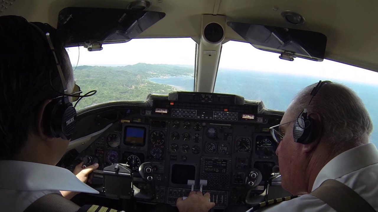 Learjet 31 Landing Roatan
