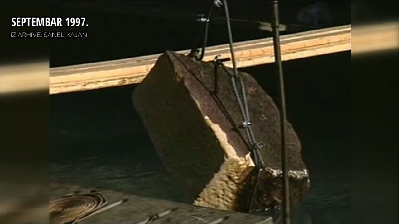 VAĐENJE KAMENA SRUŠENOG STAROG MOSTA U MOSTARU - SEPTEMBAR 1997.