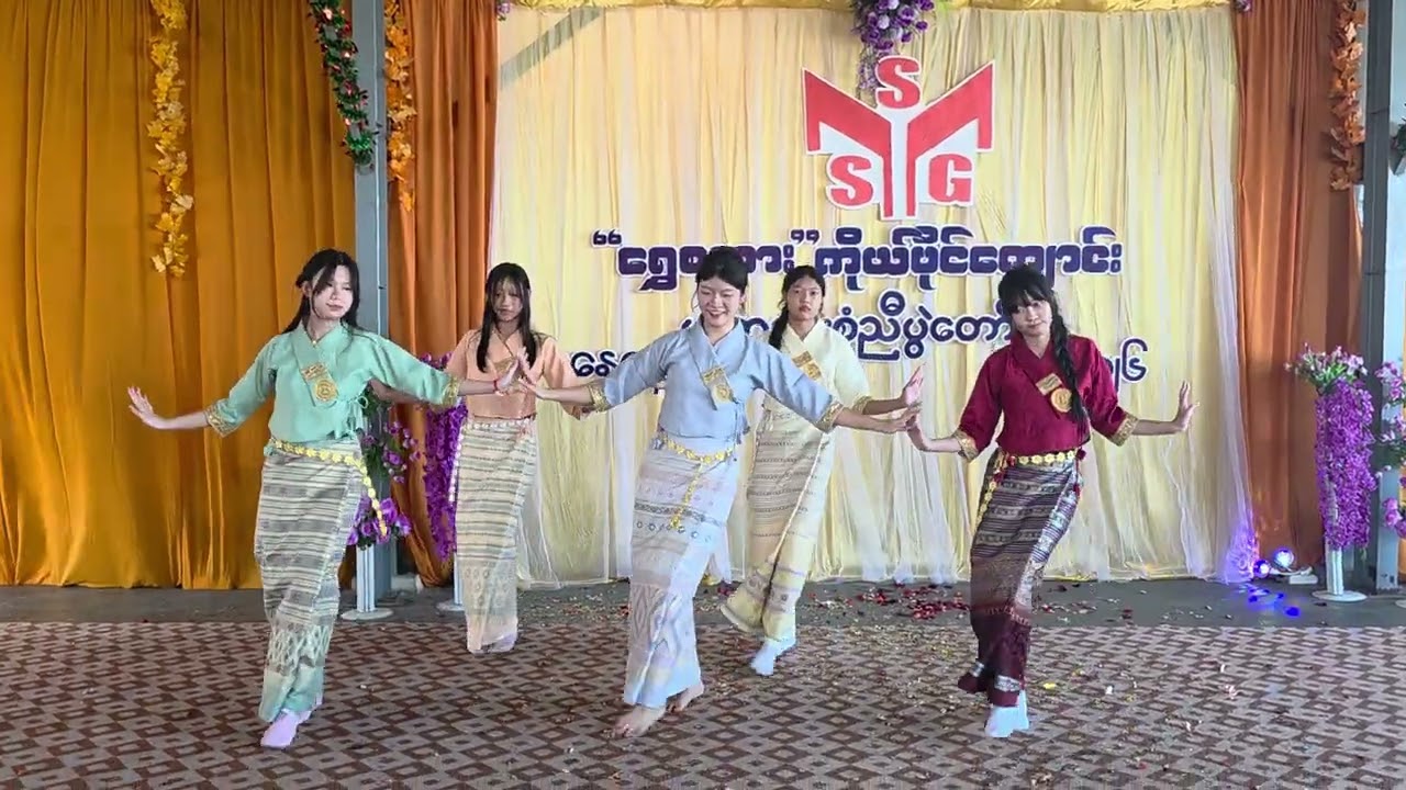  Grade 9 ကျောင်းသူလေးများ၏ ရှမ်းအက