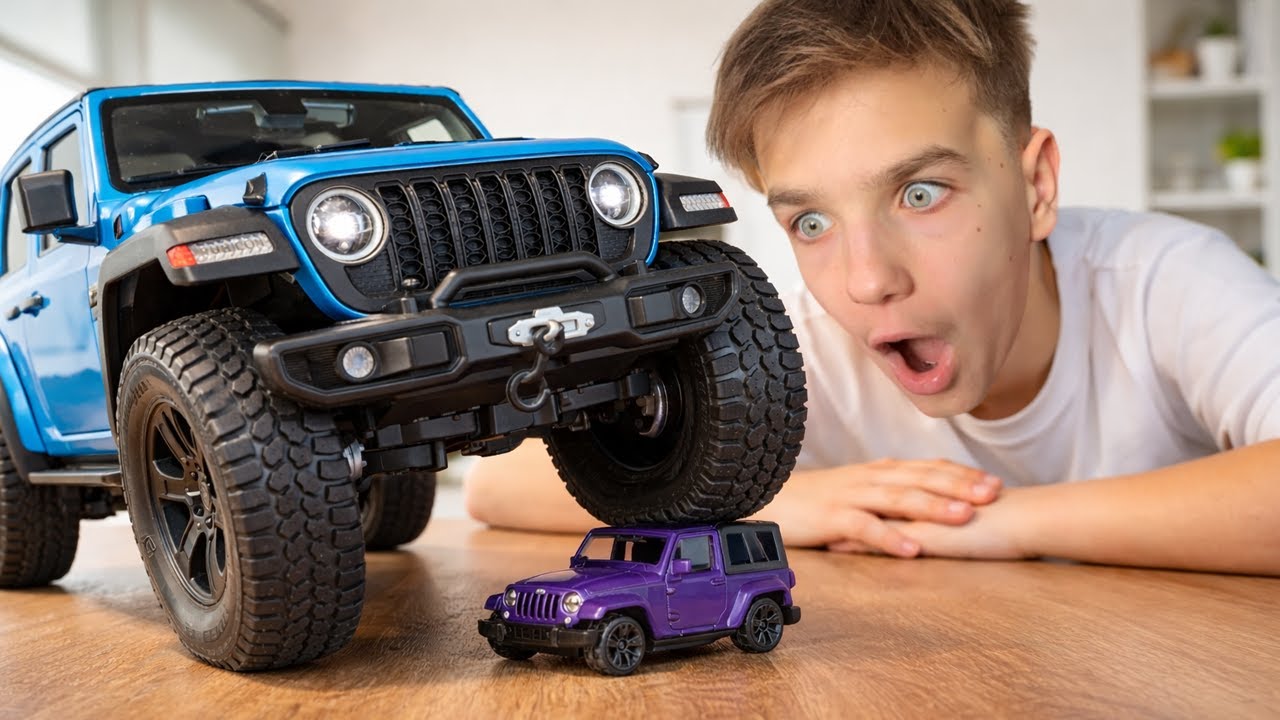 Марк и маленькие машинки со своими более крупными копиями в масштабе 1:18.