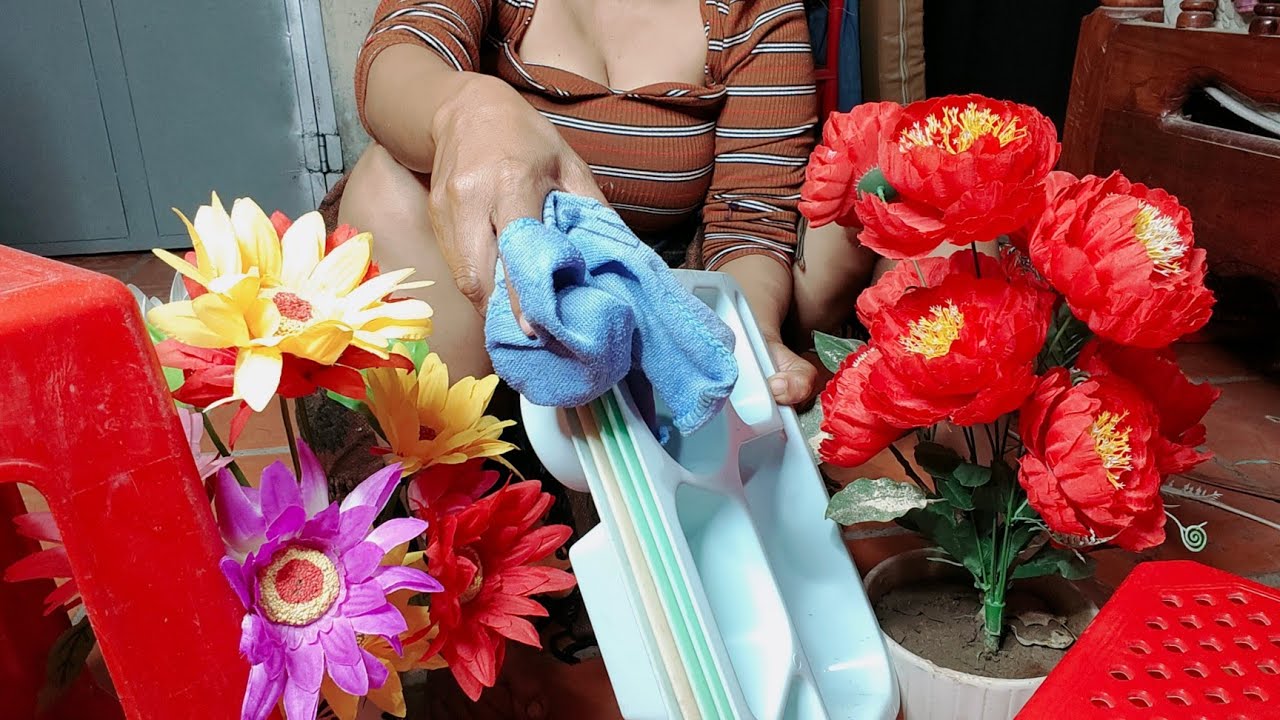 Mempersiapkan Piring Untuk Makanan Malam Ini