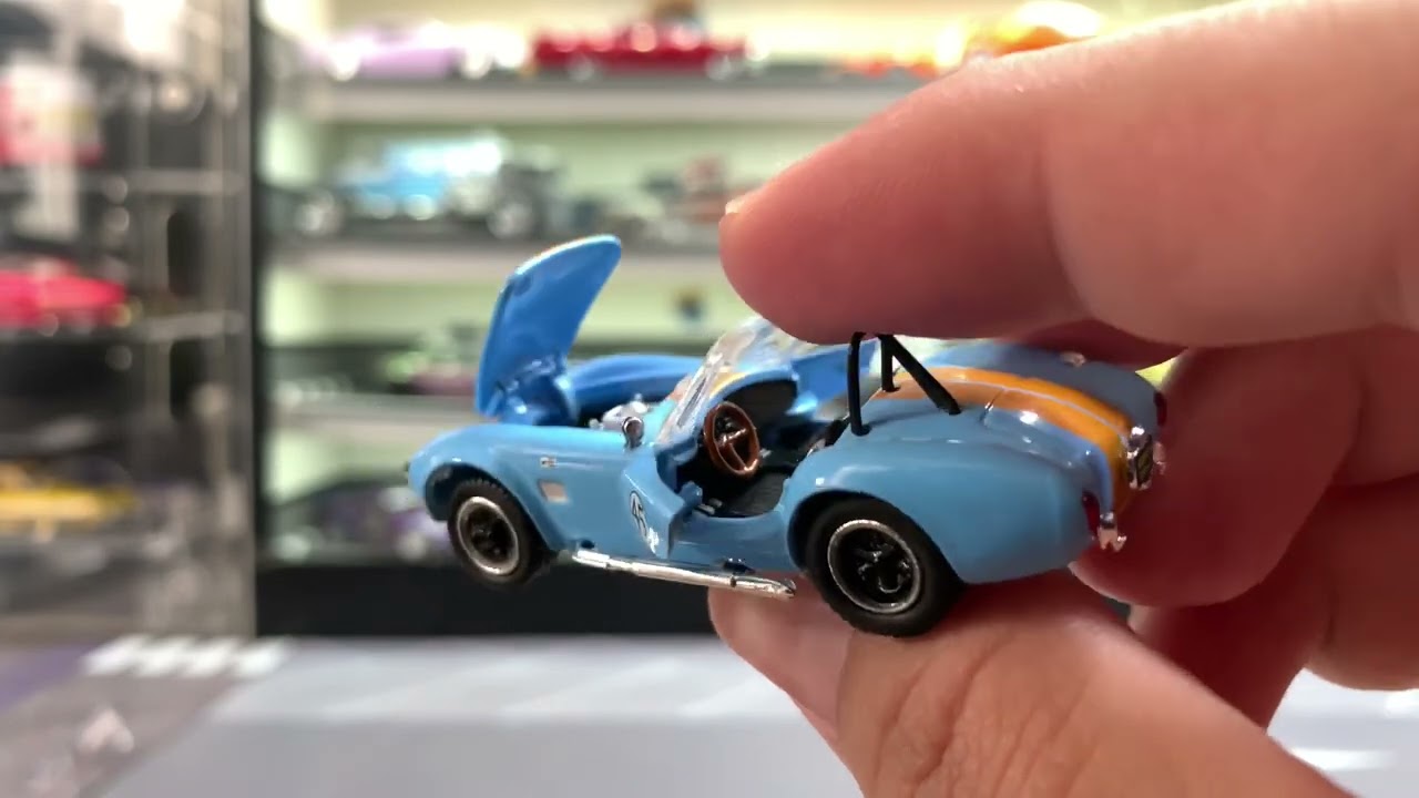 Shelby Collectibles Shelby Cobra 427 S/C Blue #45 Gulf Color 1:64