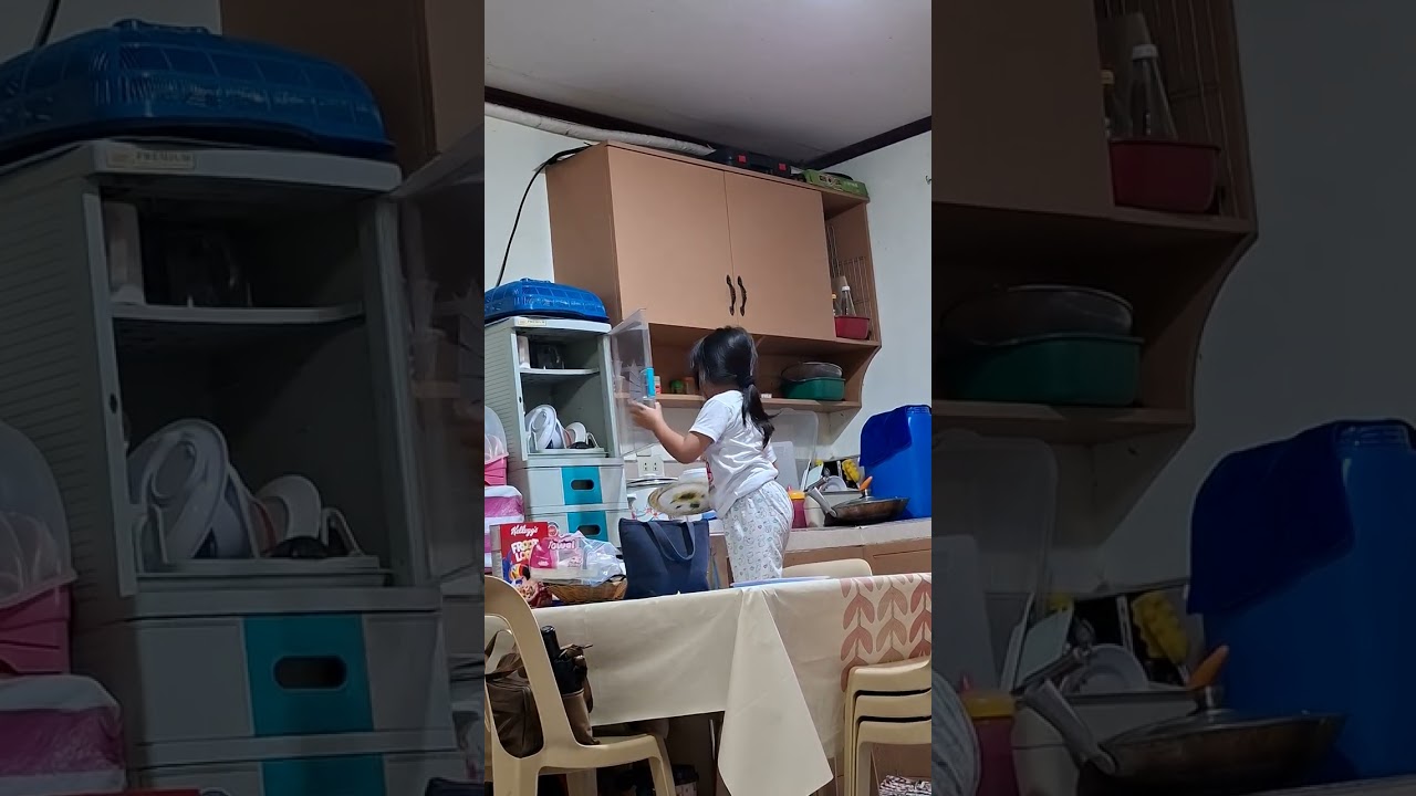 Gustong gusto maghugas ng pinggan ang batang ito😅
