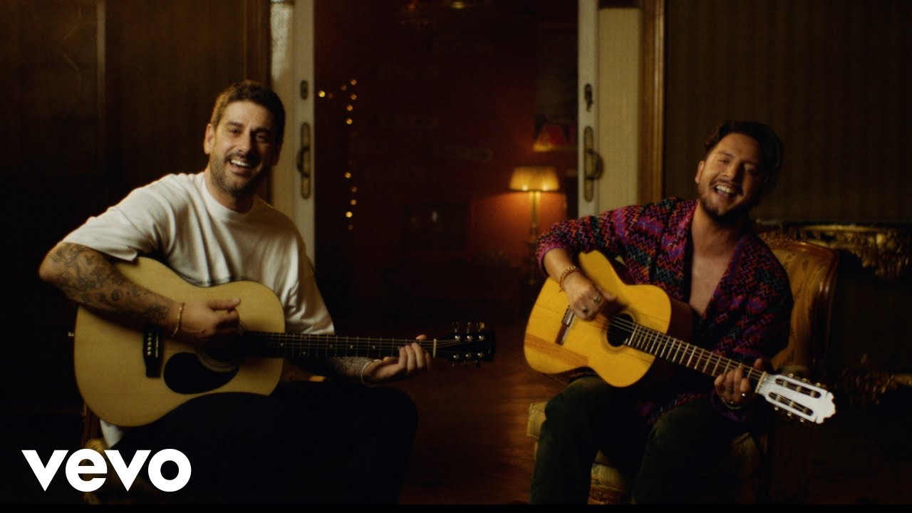 Melendi, Manuel Carrasco - Con La Luna Llena (Video Oficial)