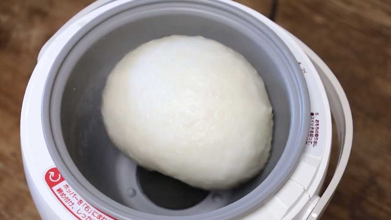 コンパクトな餅つき機「つき姫」で餅をつく様子