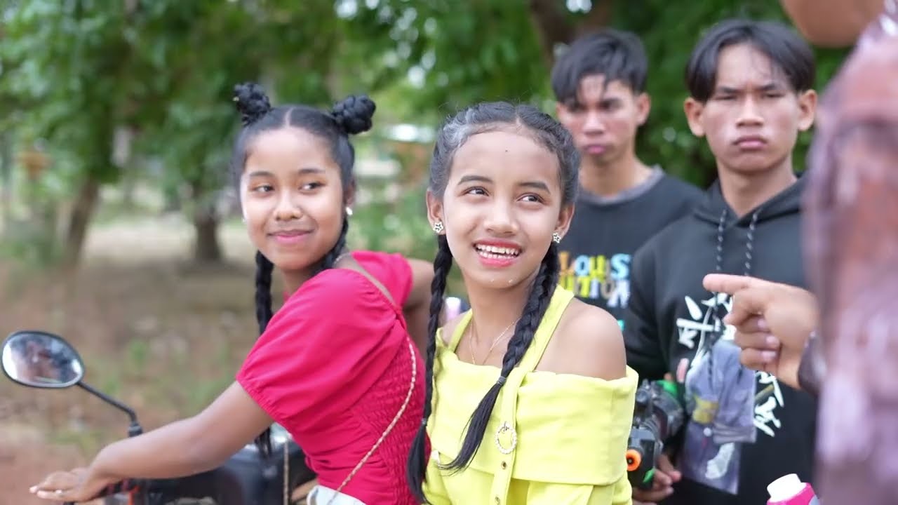គេដើរលេងចូលឆ្នាំបានជួបរហូត