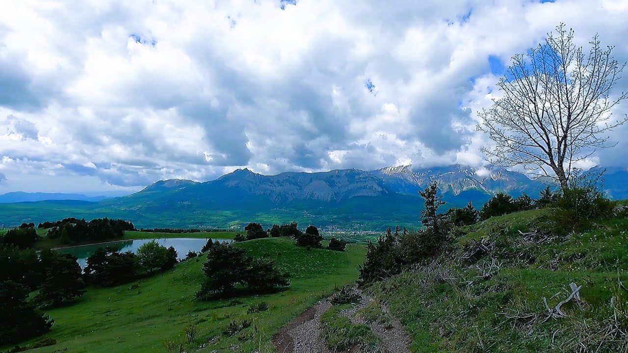 Lac Barbeyroux et maison forestière de Subeyranne à Saint Bonnet en Champsaur, Alpes.