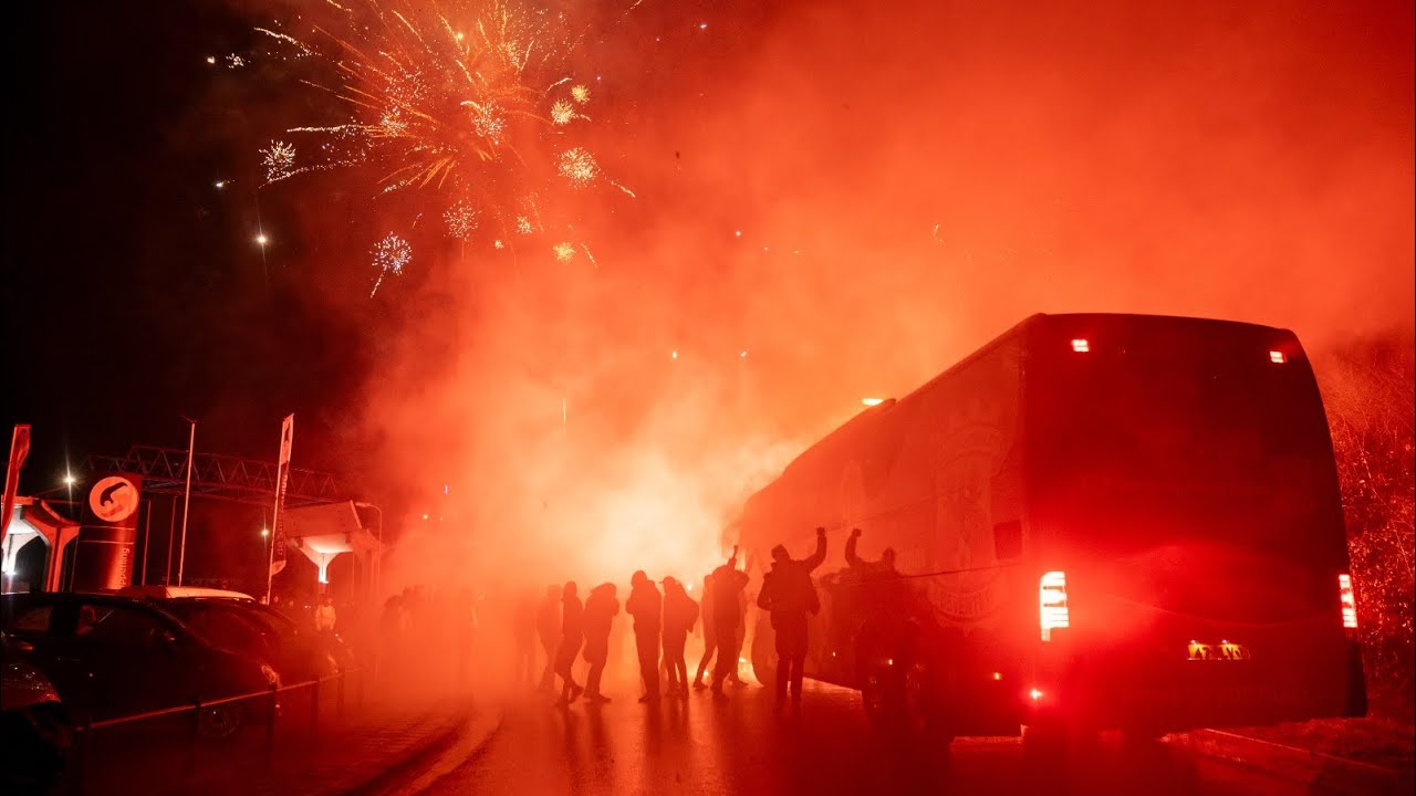 Uitzinnige menigte onthaalt spelersbus Go Ahead Eagles na stunt tegen PSV in KNVB bekerwedstrijd