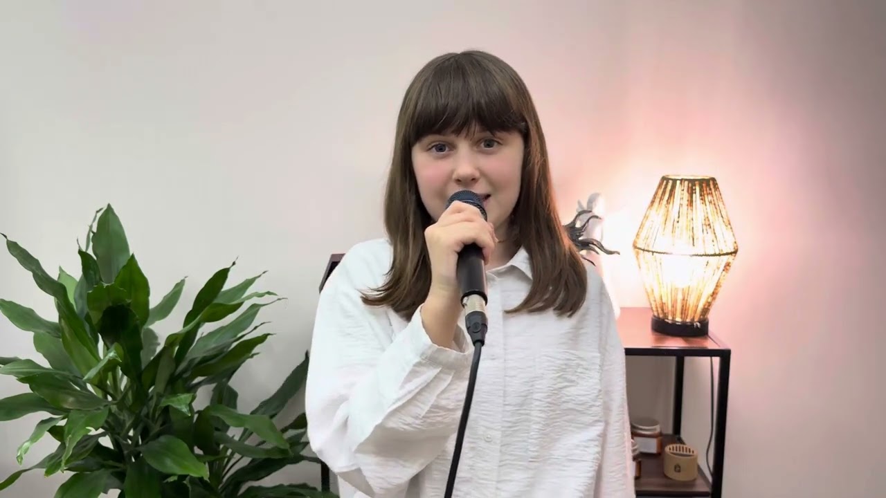 Hanna Januszewska - Dziewczyna z granatem 