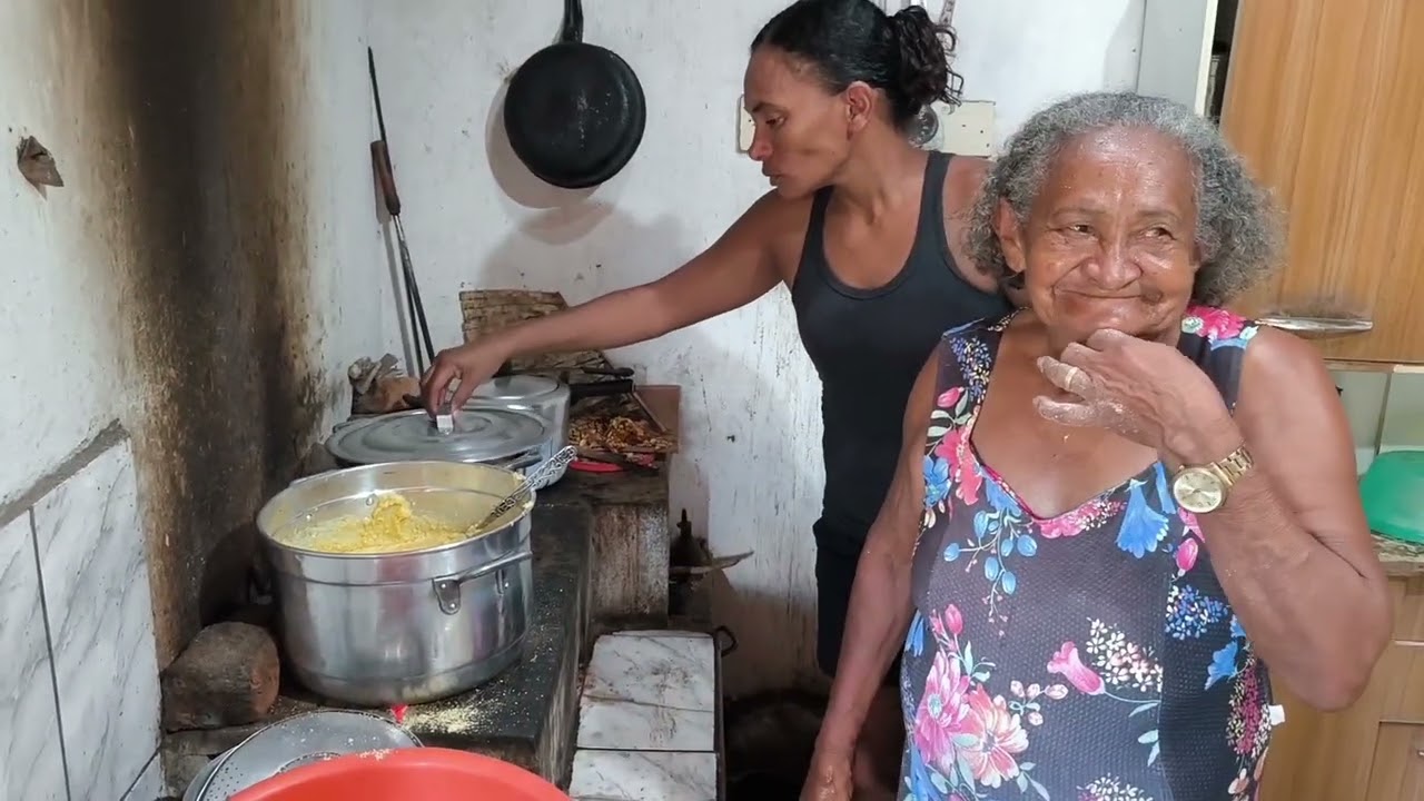 A vida simples no sertão Pernambucano com a música a Lua clareando aqui no meu sertão.
