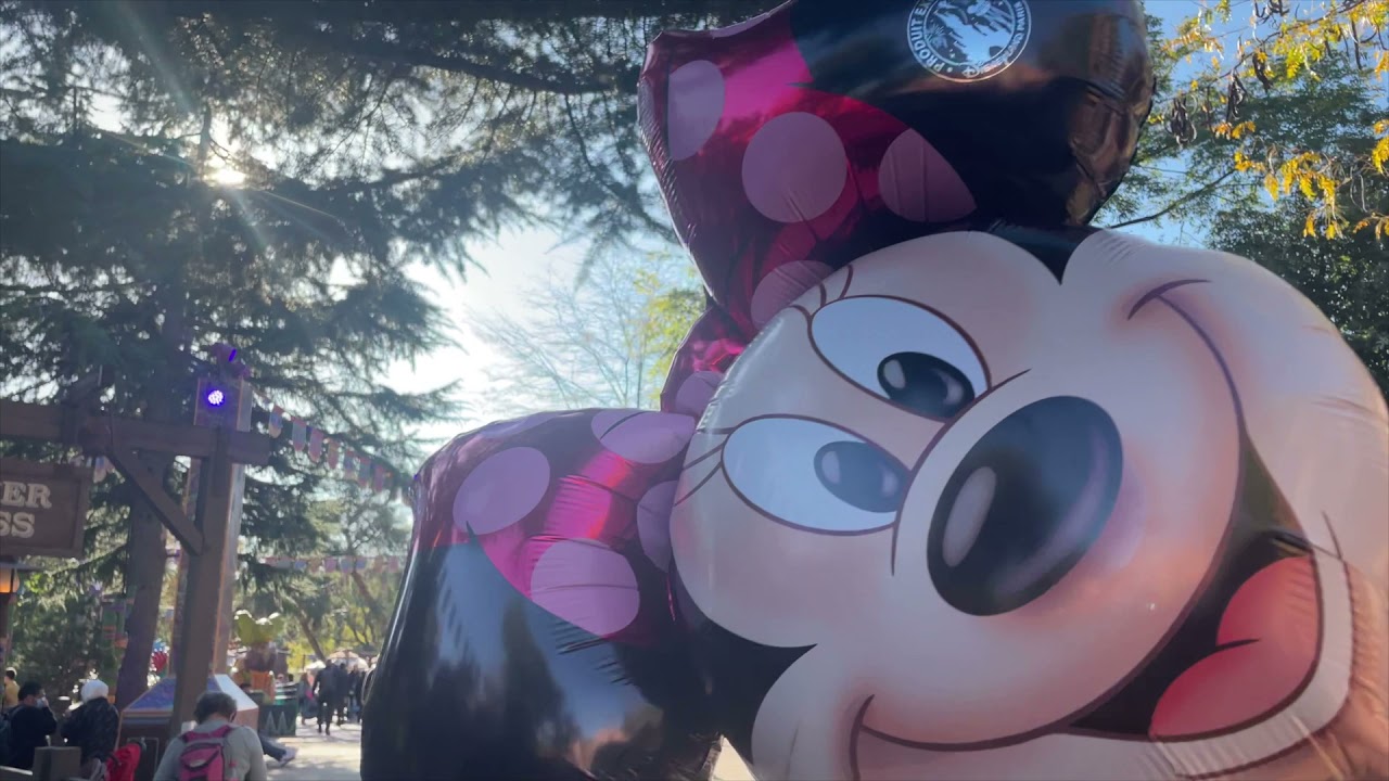 Disneyland Paris at Halloween | A walk around the park 