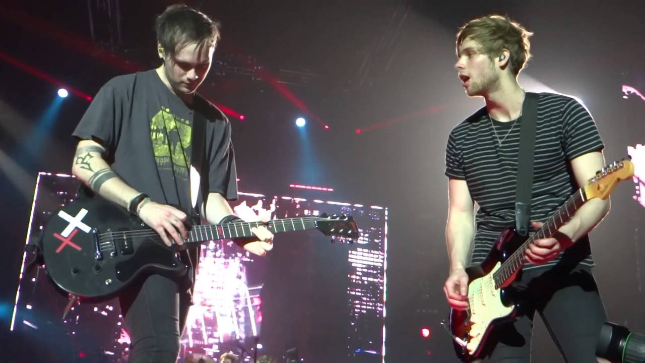 5 Seconds of Summer - SLFL The O2 London 07.04.2016 - Michael and Luke guitar battle