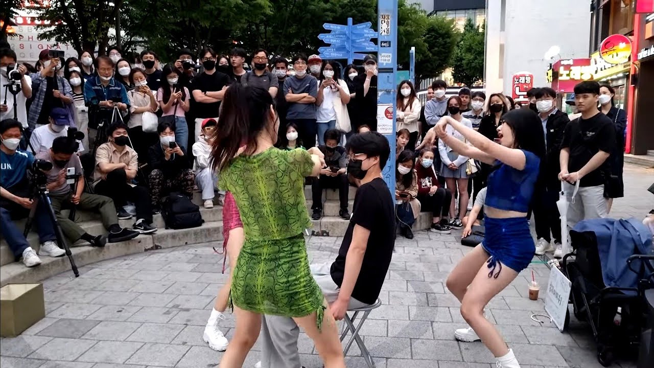 SUNDAY. BABYS. ENJOYING UNIQUE INTERACTIVE IMPROMPTU BUSKING WITH ONLOOKER.