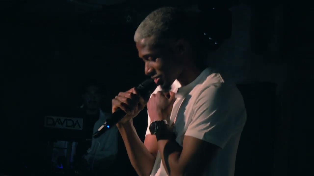 E. Mak - Debut Headline Show