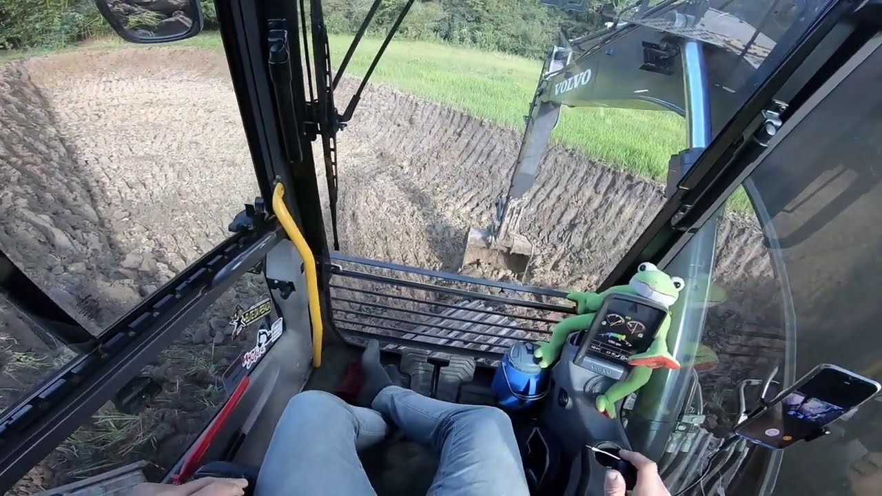 Fazendo bebedouro para gado, escavadeira Volvo, operador capixaba