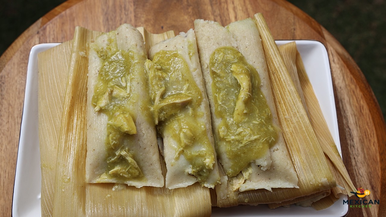Tamales verdes de pollo 🫔 | En bolillo saben mejor (guajolota)