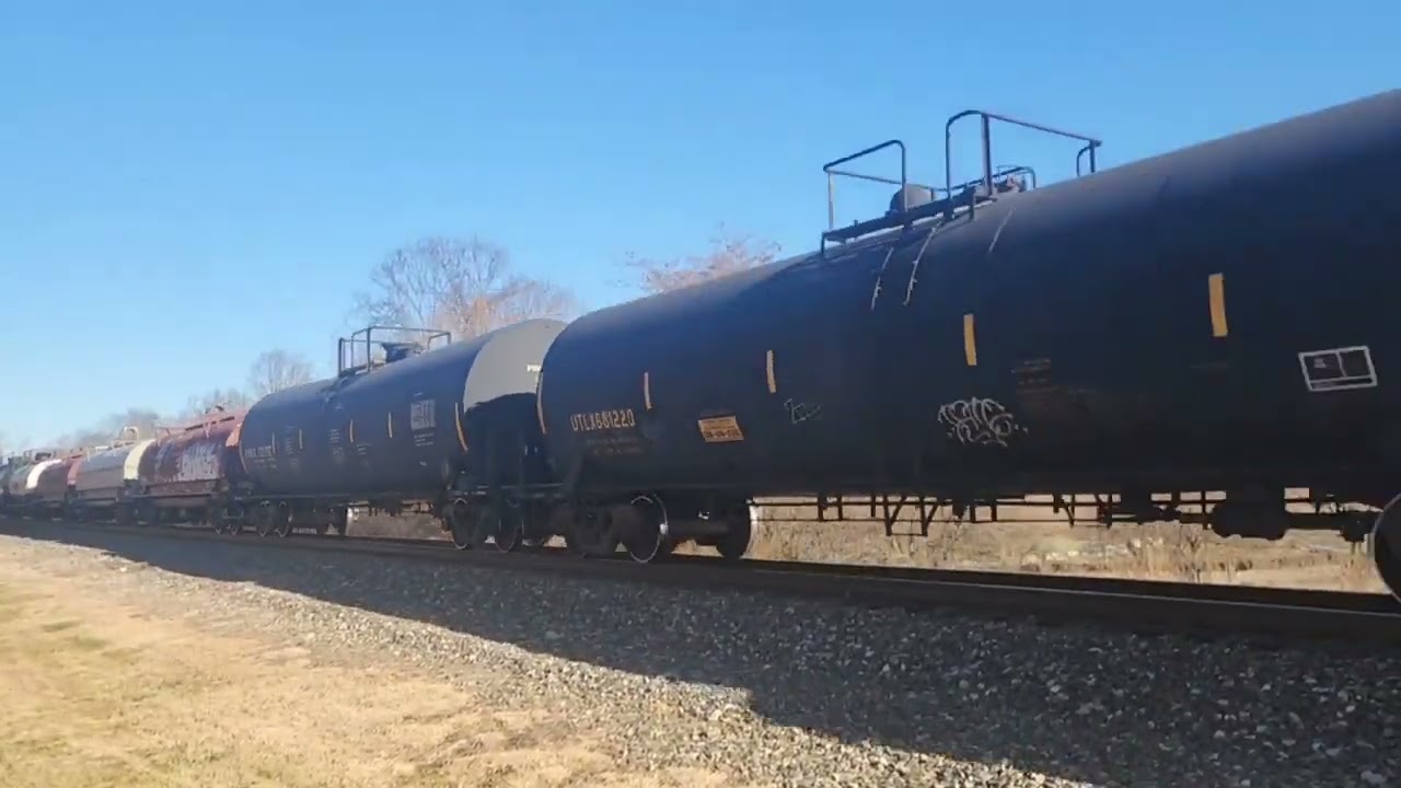 Fast CSX Northbound Mixed Freight 12/21/25 Miamisburg OH