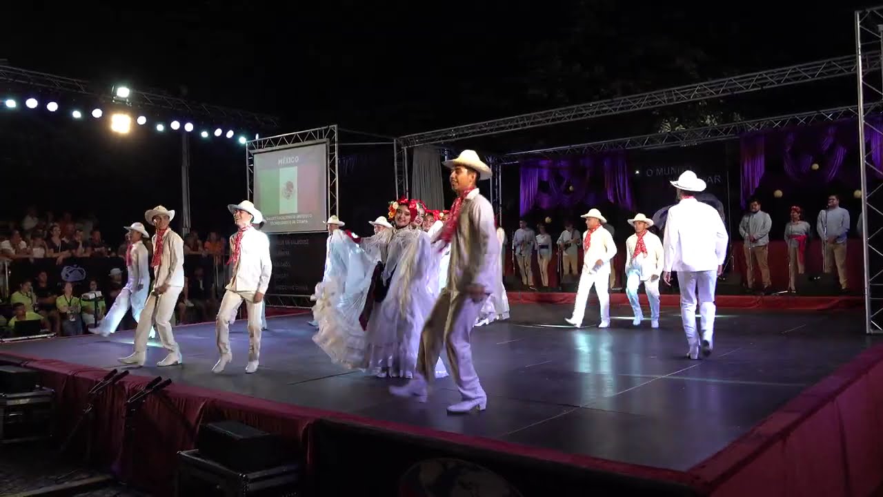 Mexican folk dance: Veracruz (Jaquetón, El palomo y la paloma & Zapateado)