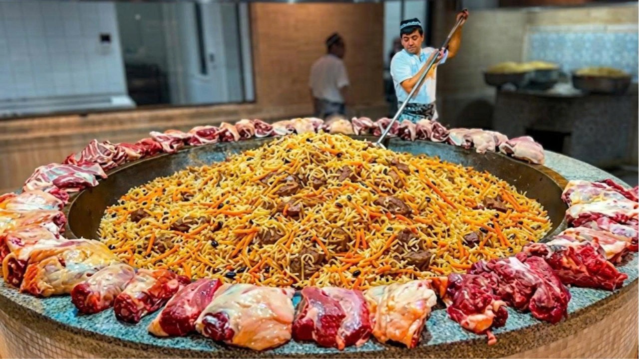 How Uzbek chefs cook 500 kg of mixed rice every day for 10,000 people in ONE POT! 😱🍚