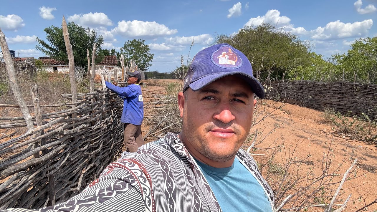 JOÃO REMONTANDO A CERCA DE VARA DO SEU SÍTIO 