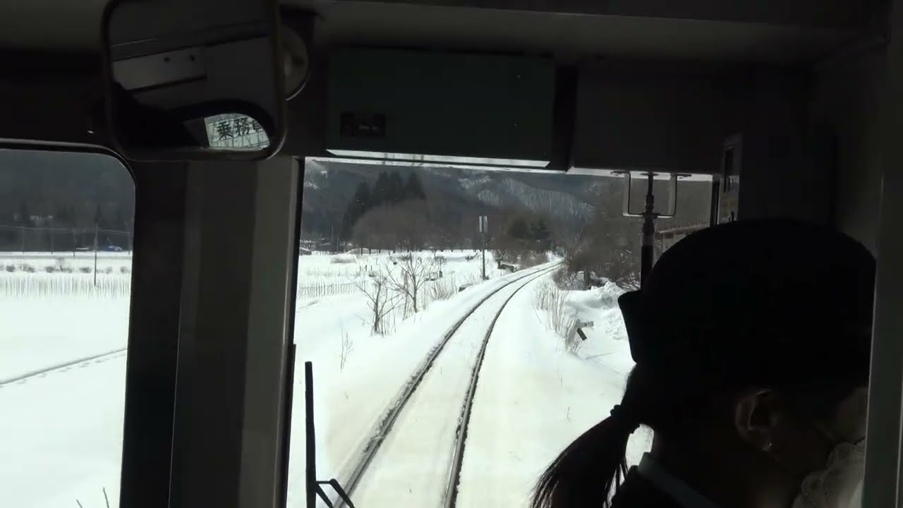 雪が積った冬の花輪線 小屋の畑駅～荒屋新町駅間を走行するキハ110系の後方展望