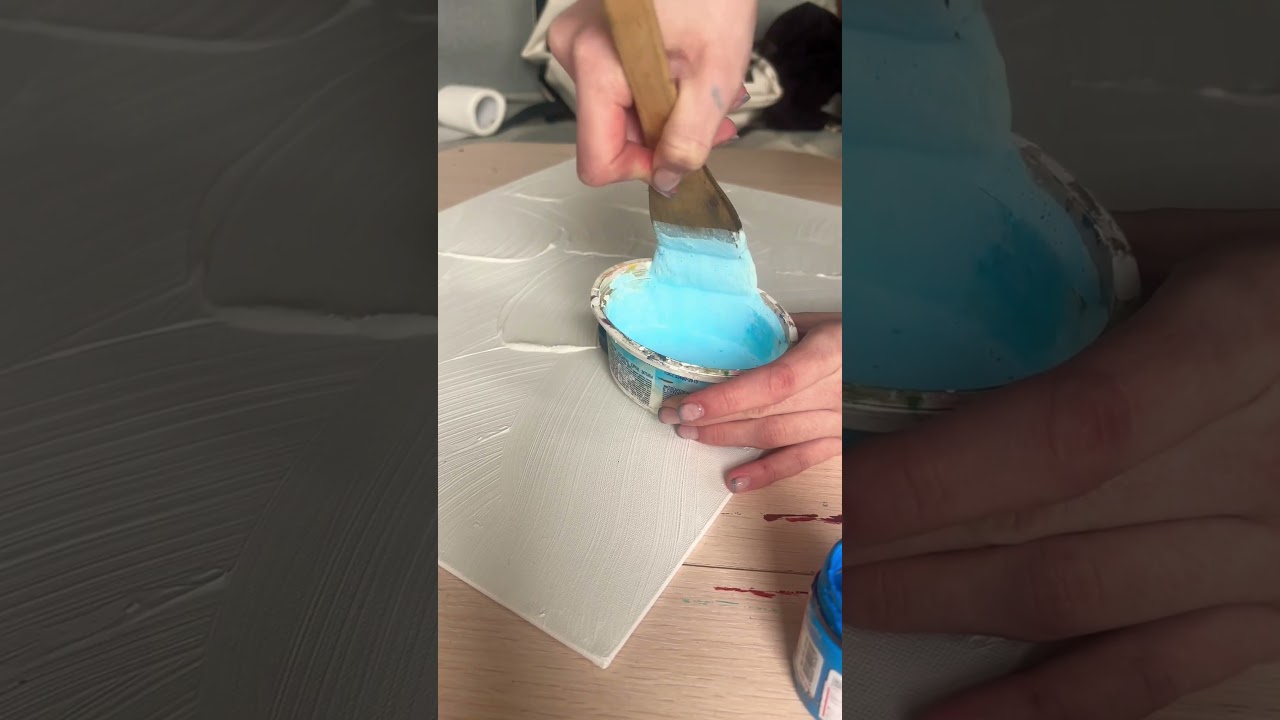 Замешиваю краску для картины с волнами 