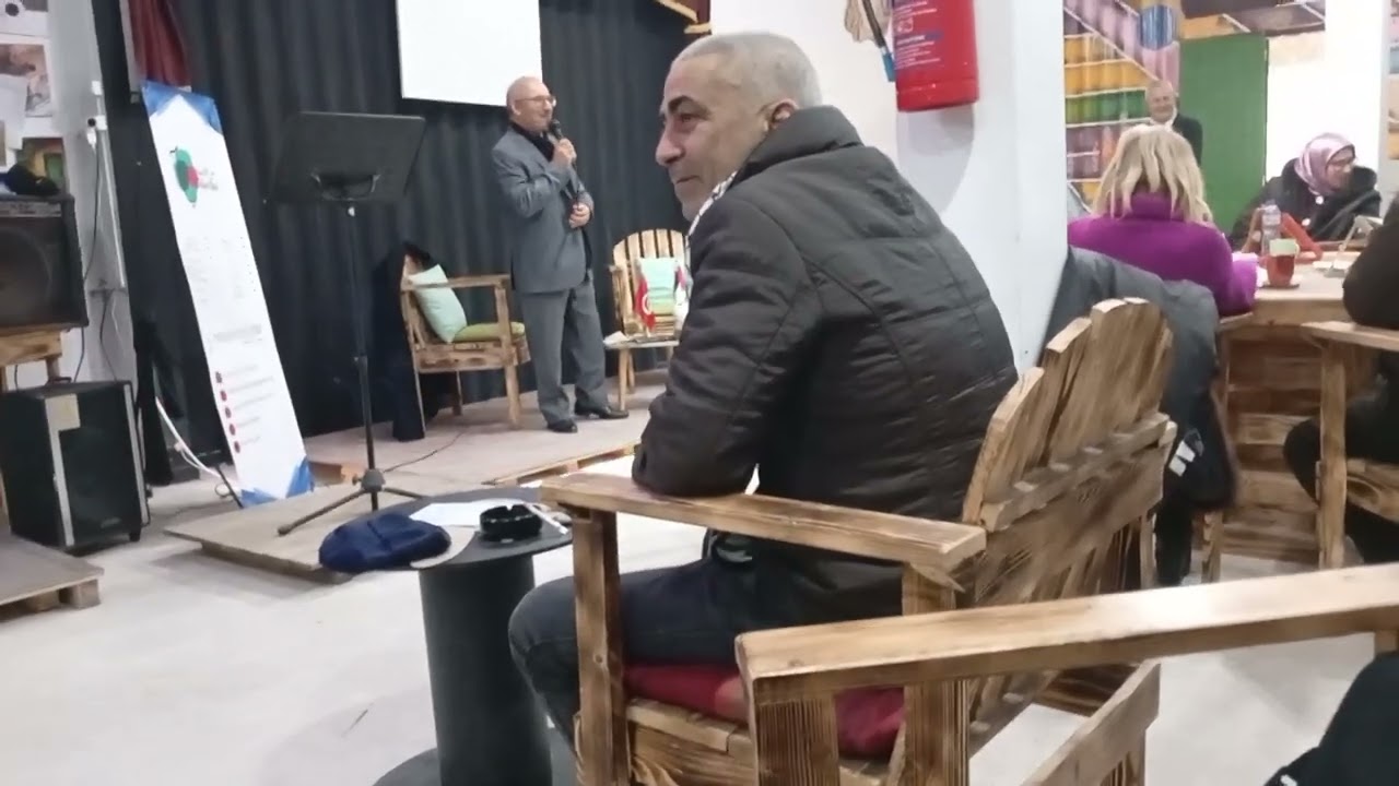الشاعر معمّر الماجري يرتّل شعرا  خلال في اليوم الثاني من الدورة 58  من الملتقى العربي لشعر المقاومة
