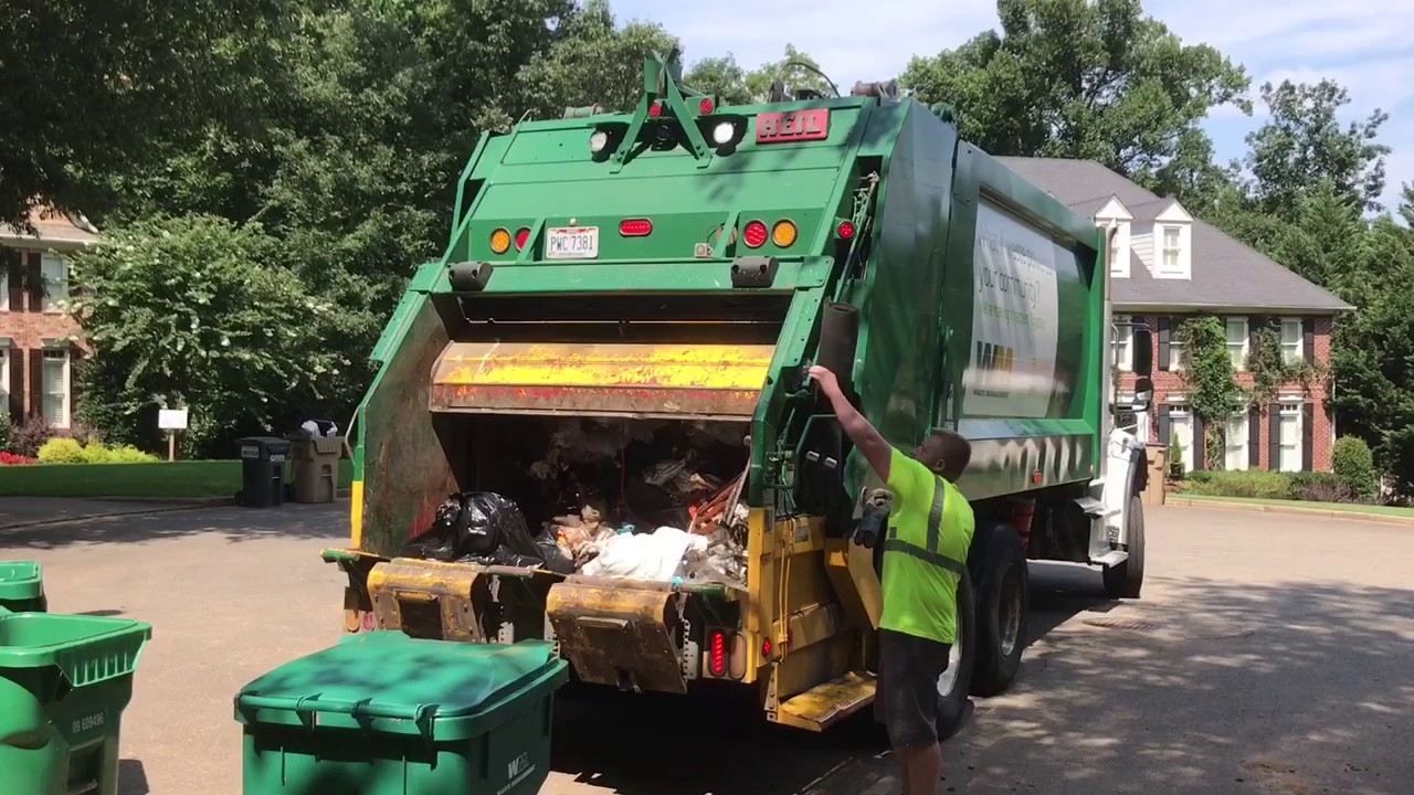 Waste Management: Heil 5000 Rear load Garbage Truck