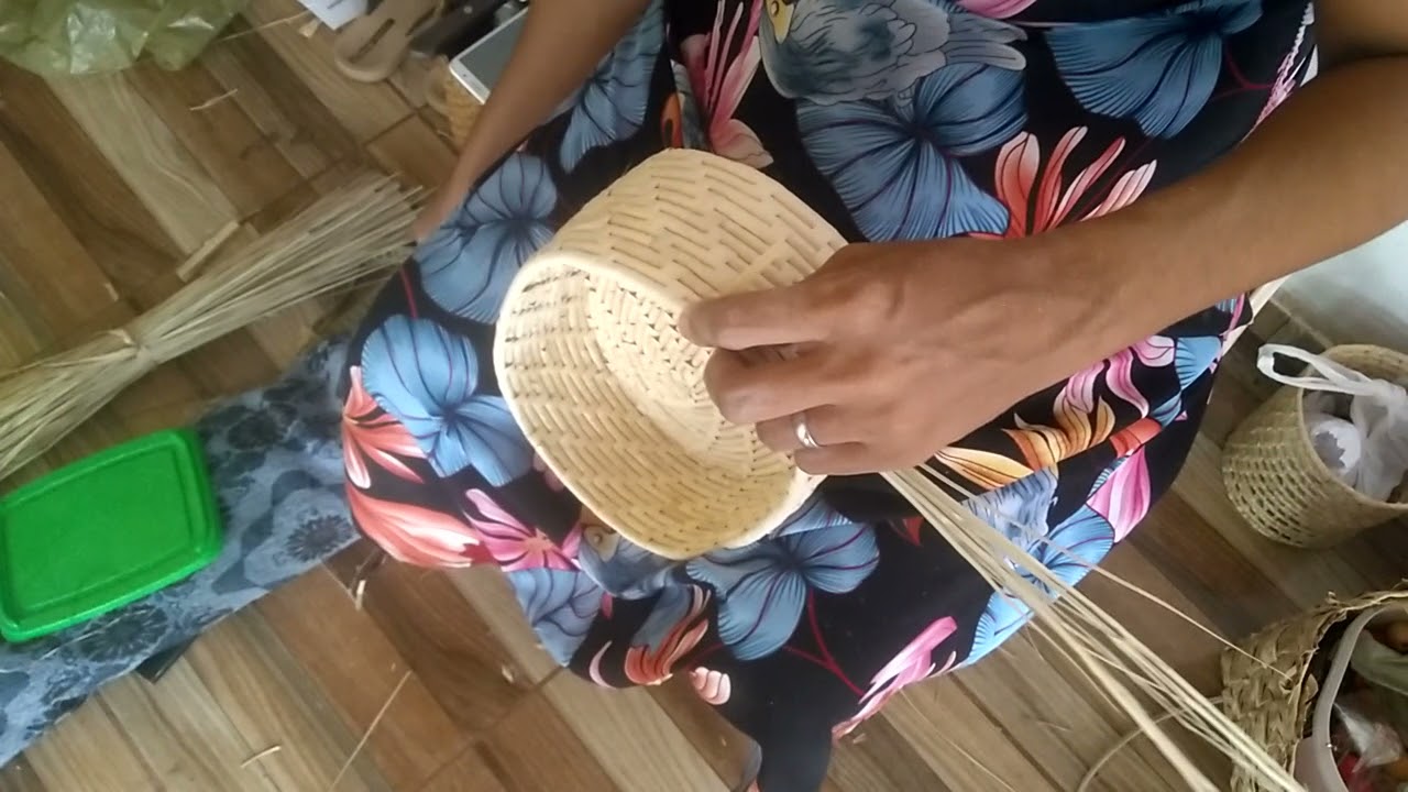 Daniele finalizando uma bolsa de palha Zap (88)99322-9636