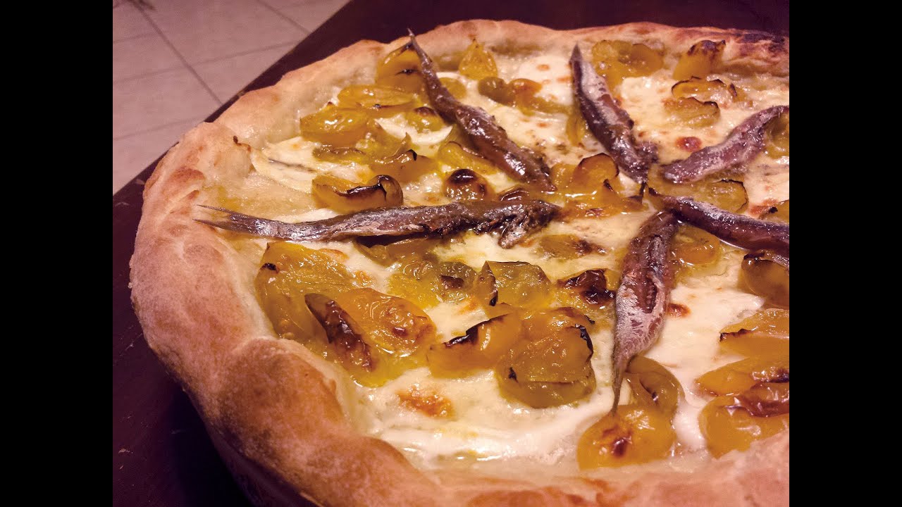 Pizza con pomodorini gialli, alici e mozzarella di bufala - Le video ricette di Lara