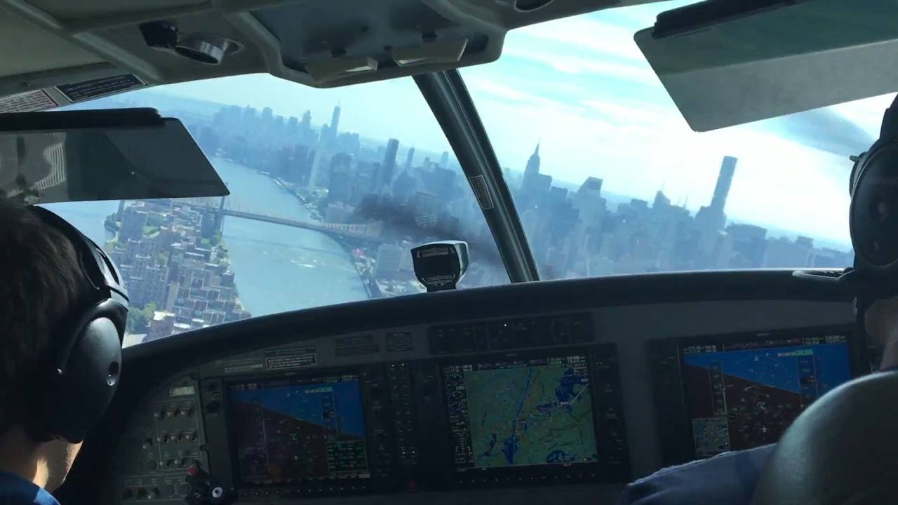 Cessna Caravan 208 Amphibian landing in the NYC East River