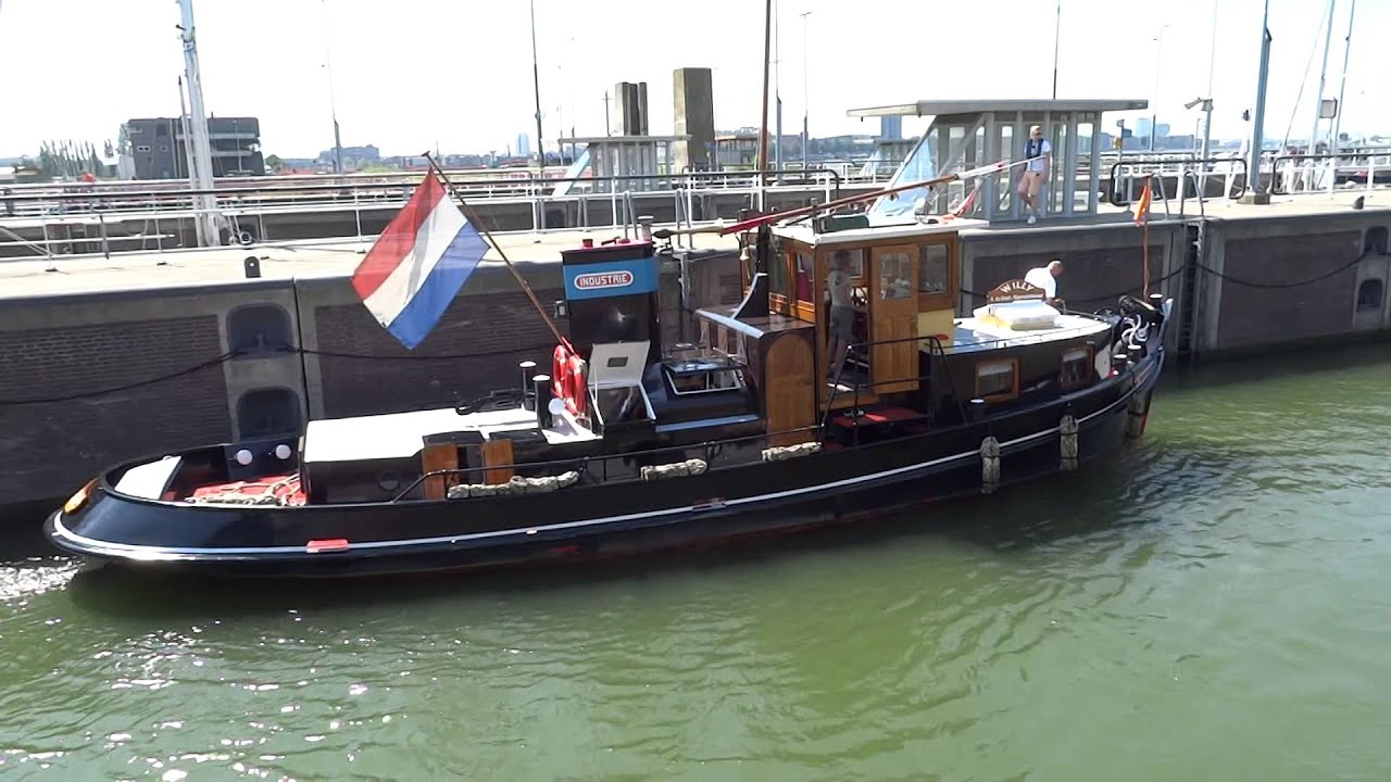 Sleepboot Willy (Raamsdonksveer) passeert de Oranjesluizen.